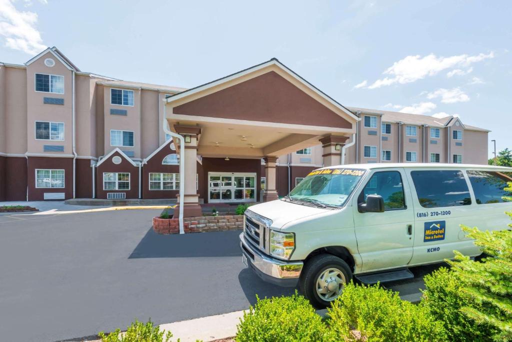 Microtel Inn & Suites by Wyndham Kansas City Airport Main image 1